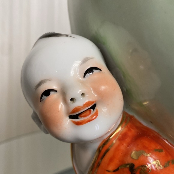 Vintage porcelain Chinese peach supported by 3 boys/men 11” tall - Picture 12 of 17